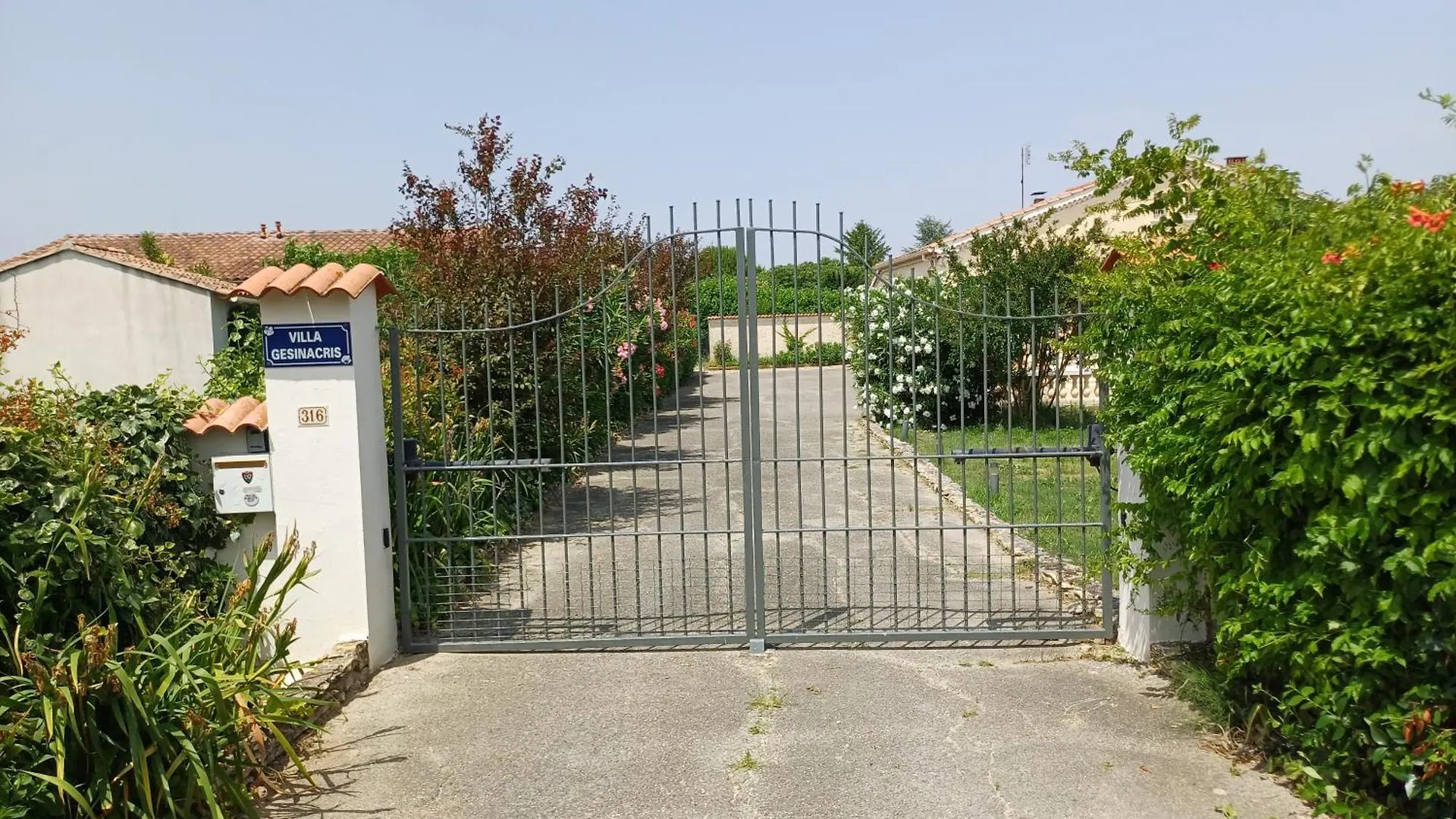 Holiday home Villa Gesinacris Avec Piscine Camaret-sur-Aigues